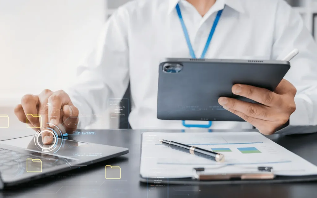 Profesional gestionando un proyecto digital desde una tablet